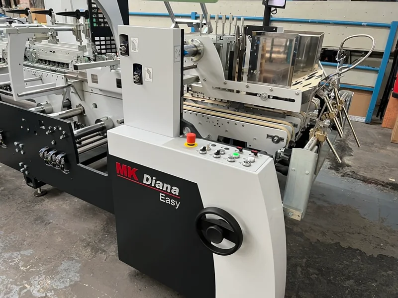 Faltschachtelklebeautomat MK Diana Easy in der Produktion von HvC