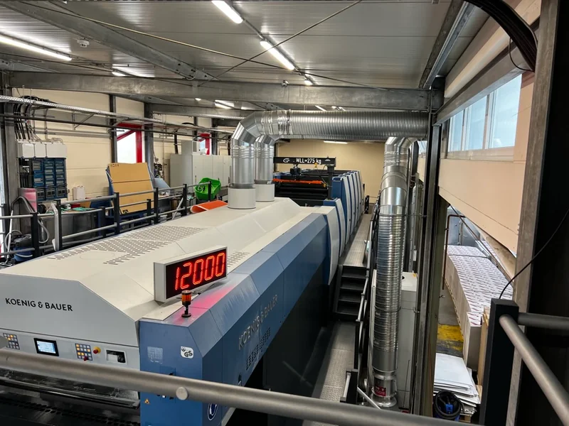 Koenig & Bauer Rapida Druckmaschine in der Produktionshalle von HvC