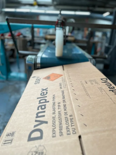 Geheftete Dynaplex-Sprengstoffverpackung aus Karton in der Produktion bei HvC
