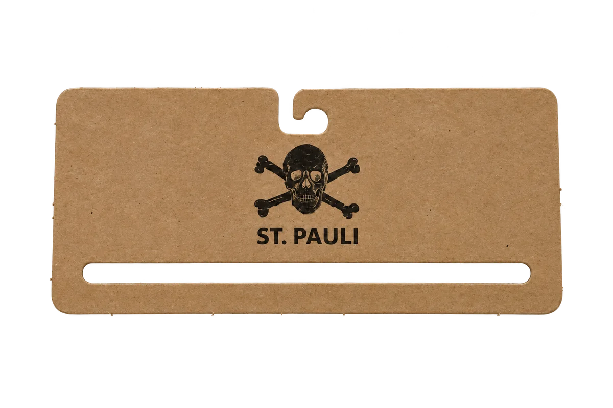 Brauner Halstuchhalter aus Karton mit St.-Pauli-Aufdruck, langem Halteschlitz und ausgestanzter Aufhängung, gefertigt von HvC